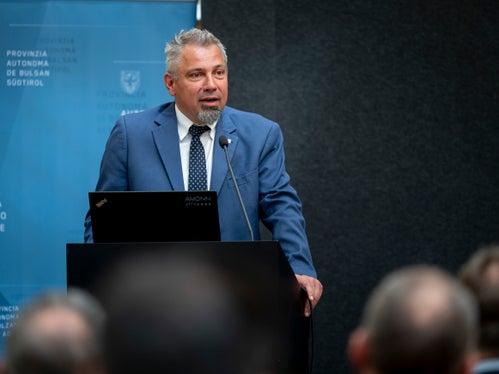 Mit konkreten Initiativen, viel Wissenstransfer und bereichsübergreifender Zusammenarbeit haben wir uns frühzeitig auf den Weg gemacht, um Künstliche Intelligenz verantwortungsvoll und dort zum Einsatz, wo sie echten Mehrwert für Verwaltung, Dienste und vor allem die Bürgerinnen und Bürger schafft, unterstrich Generaldirektor Alexander Steiner. (Foto: LPA/Fabio Brucculeri)