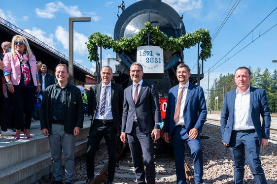 Ankunft der historischen Bahn in Toblach: Rita Mattei,  LR Massimo Bessone, BM Martin Rienzner, LR Daniel Alfreider und Thomas Walch. (Foto: LPA/Manuela Tessaro)