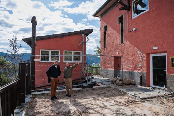 Die Landesregierung hat grünes Licht für die Finanzierung der neuen Seilbahn Jenesien erteilt. Im Bild Mobilitätslandesrat Daniel Alfreider (links) und Jenesiens Bürgermeister Paul Romen bei einem Lokalaugenschein an der Bergstation der Seilbahn im Winter 2025. (Foto: LPA/Ressort für Mobilität und Infrastrukturen)