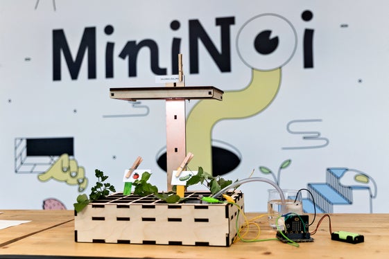 Das MiniNOI will über praxisnahe Workshops Kinder und Jugendliche für Themen wie Programmierung, Robotik, Elektrizität und Biochemie begeistern. (Foto: NOI Techpark/Tania Marcadella) 
