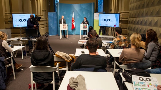 Indicare le alternative ha un effetto terapeutico, non solo preventivo: Martin Fronthaler, direttore di Bad Bachgart (in primo piano a destra) approva l'approccio della campagna di prevenzione dell'alcol di quest'anno. (Foto: ASP/Fabio Brucculeri)