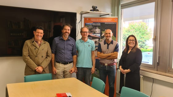 Internationaler Austausch über Hochwasserschutz (v.l.): Galo Valdebenito, Andrea Andreoli, Rudi Nadalet, Pierpaolo Macconi, Virginia Vasquez (Foto: LPA/Landesamt für Hydrologie und Stauanlagen)