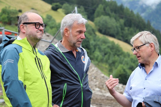 Lokalaugenschein an der Baustelle Toffringbach in der Gemeinde Brenner: (v.l.) Bürgermeister Martin Alber, Bevölkerungsschutzlandesrat Arnold Schuler, Vizebürgermeister Robert Holzer (Foto: LPA/Maja Clara)