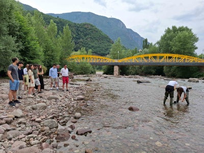 Praktische Demonstration zur Biodiversität: Entnahme einer Wasserprobe aus der Talfer im Rahmen der Euregio-Akademie in Bozen. (Foto: Euregio)