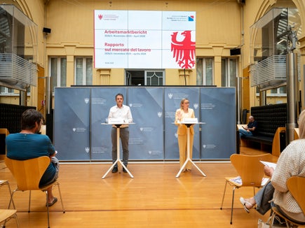 L'assessora provinciale al Lavoro Magdalena Amhof e Stefan Luther, direttore della Ripartizione Servizio Mercato del lavoro, hanno presentato il 16 giugno il Rapporto sul mercato del lavoro altoatesino relativo al semestre invernale. (Foto: USP/Fabio Brucculeri)