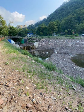 L'Ufficio sistemazione bacini montani sud dell'Agenzia per la protezione civile ha ampliato il bacino di ritenzione del letto del torrente Val di Nova sopra il poligono di tiro di Merano (Castel Trauttmansdorff sullo sfondo) per aumentarne la capacità e migliorare la sicurezza contro le piene. (Foto: LPA/Noemi Prinoth)