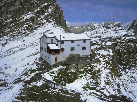 Il rifugio Giogo Lungo a quota 2.600 in Valle Aurina è stato visitato dall'assessore all'edilizia e patrimonio Massimo Bessone insieme al sindaco Robert Alexander Steger e al direttore della Ripartizione patrimonio Daniel Bedin per una proposta di riqualificazione del rifugio (Foto: ASP)