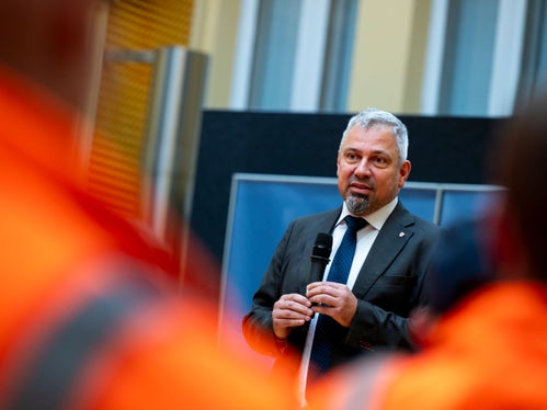 Generaldirektor Alexander Steiner hob hervor, dass die Straßenwärter täglich einen wertvollen Dienst für die Südtiroler Bevölkerung leisten und für das große Ganze, also das Gemeinwohl arbeiten. (Foto: LPA/Fabio Brucculeri)