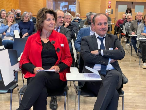 LRin Hochgruber Kuenzer und LR Vettorato bei der Bodenschutz-Tagung. In den letzten 20 Jahren hat sich vieles verändert, aber wir sind auf europäischer Ebene noch nicht beim Schutz des Bodens als begrenzte Ressource angekommen, sagte Vettorato. (Foto: LPA)