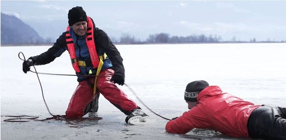 Eine interne Arbeitsgruppe der Berufsfeuerwehr in der Agentur für Bevölkerungsschutz hat ein Video mit dem Titel Gefahren auf dem Eis erstellt; es gibt wichtige Hinweise für den Notfall bei gebrochenen Eisflächen und dem&nbsp;Einbruch ins Eis. (Foto: LPA/Berufsfeuerwehr)