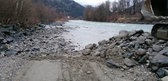 Das Landesamt für Wildbach- und Lawinenverbauung Nord schließt in diesen Tagen Arbeiten im Eisack im Einmündungsbereich des Afererbaches ab. Das Bild entstand während der Errichtung der Buhnen. (Foto: LPA/Landesamt für Wildbach- und Lawinenverbauung Nord)
