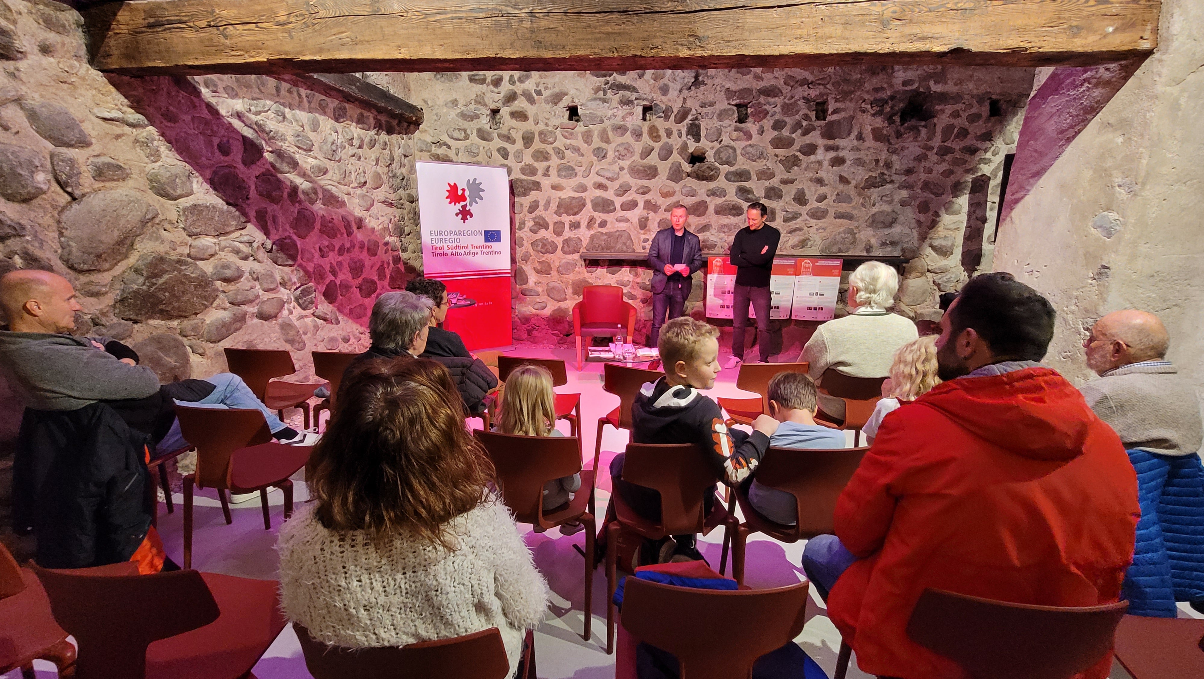 Proseguono gli appuntamenti con i Giovedì culturali dell'Euregio. Il prossimo incontro sarà uno  spettacolo di marionette con accompagnamento musicale per raccontare l'antica fiaba Holle e di più (Foto: Euregio)
