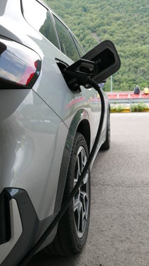 Fragen rund um Elektromobilität - vom Laden bis zu Förderungen - wurden beim E-Drive Day im Verkehrssicherheitszentrum Safety Park in Pfatten beantwortet. (Foto: Sta/Margit Perathoner)
