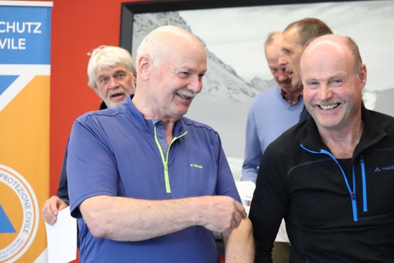 Ricordi di un lungo ed intenso periodo di vita nel settore dei bacini montani. Konrad Hofer di San Leonardo in Passiria (a sinistra) e Gottfried Brunner di Valdaora, hanno raggiunto la pensione dopo, rispettivamente, quasi 44 e oltre 21 anni di onorato servizio. (Foto: USP/Maja Clara)