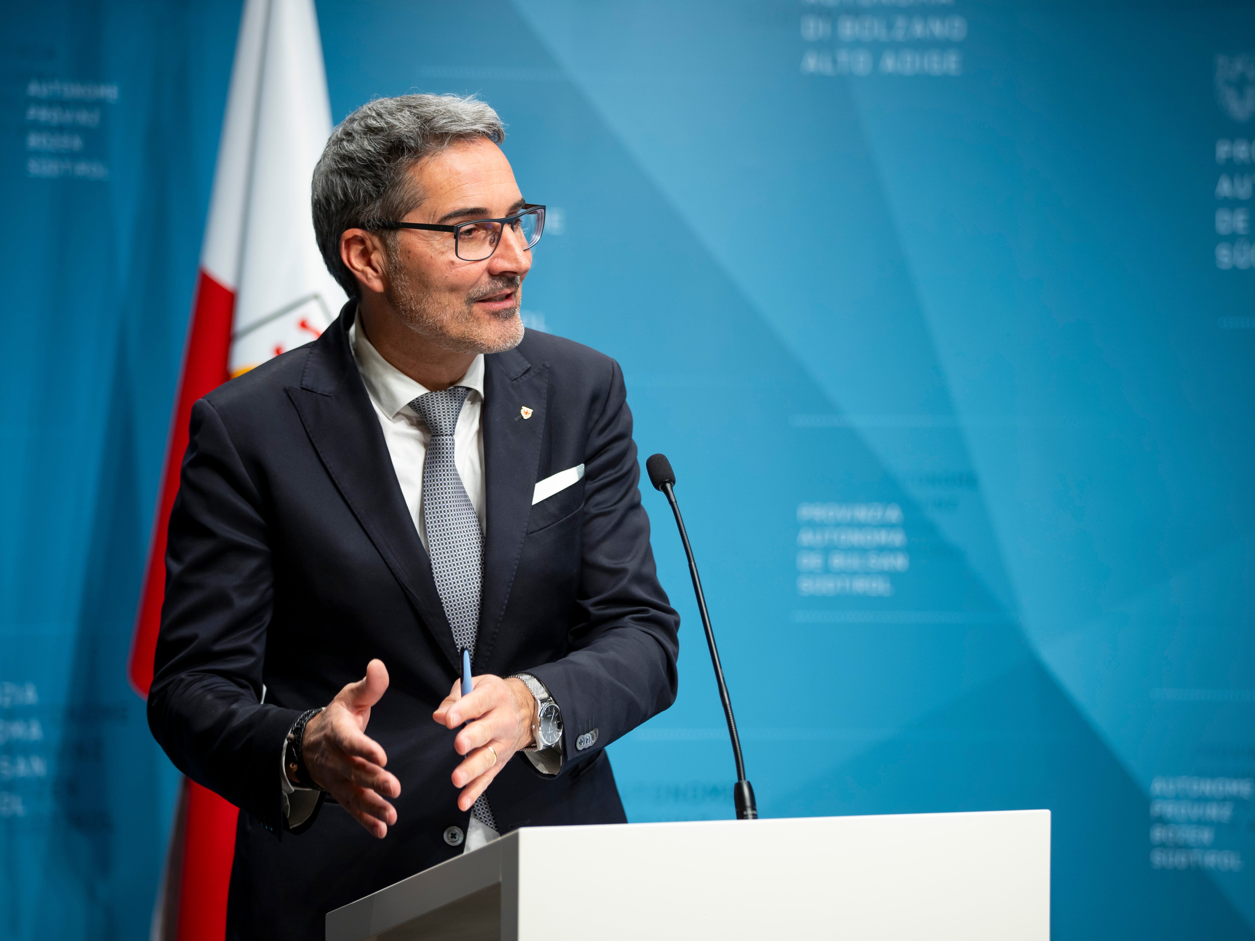 I Comuni hanno già ricevuto contributi per un totale di 1,4 milioni di euro. Ora rimborseremo loro il saldo dei costi documentati del processo elettorale, ha spiegato il presidente Kompatscher. (Foto: ASP/Fabio Brucculeri)