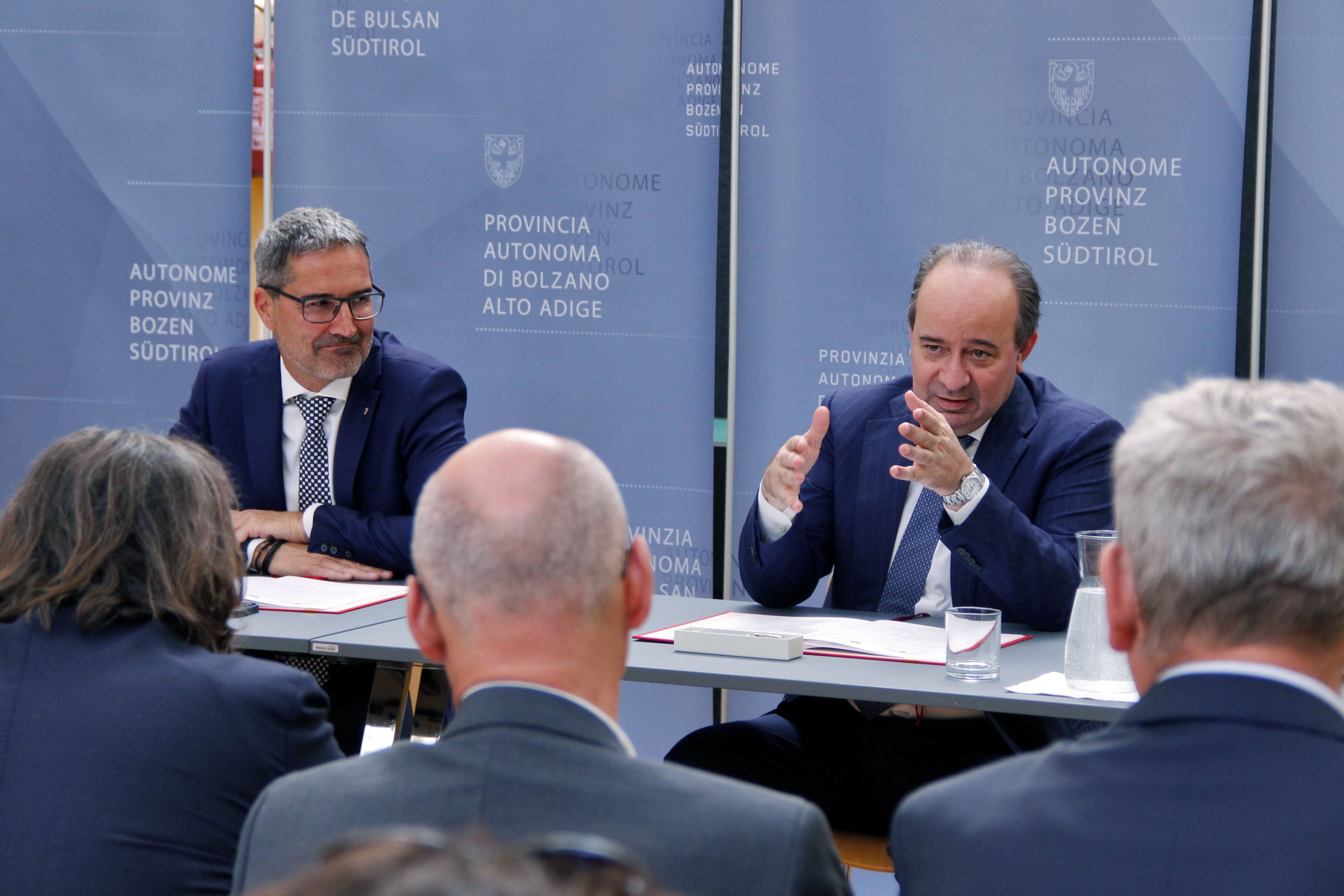 Landeshauptmann Arno Kompatscher und der Rektor der Università Cattolica, Franco Anelli, bei der heutigen Unterzeichnung im Landhaus 1 in Bozen (Foto: LAP/Greta Stuefer)