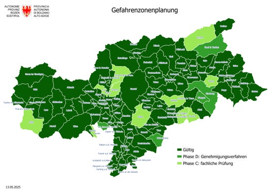 Mit Stand 13. Mai 2025 verfügen 100 Gemeinden in Südtirol über einen gültigen Gefahrenzonenplan, in fünf Gemeinden ist der Gefahrenzonenplan in der Genehmigungsphase und in 11 Gemeinden läuft die fachliche Prüfung des Gefahrenzonenplans durch die Ämter. (Foto: LPA/ Landesamt für Gemeindeplanung)