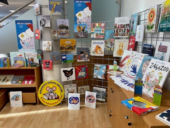 "Geboren, um zu lesen'" (nati per leggere), das sind 100 Buchtitel, die in den italienischsprachigen Bibliotheken in Südtirol aufliegen, um die Lust aufs Lesen bei den Kleinsten zu fördern. (Foto: LPA/Amt für Weiterbildung, Bibliotheken und audiovisuelle Medien)