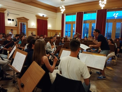 Un momento delle prove nel 2024 a Dobbiaco: giovani talenti musicali da Tirolo, Alto Adige e Trentino possono candidarsi alla settimana musicale fino al 30 aprile (Foto: Scuole di musica del Tirolo)