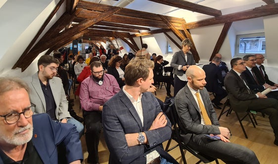 I delegati del Consiglio delle cittadine e dei cittadini hanno presentato ai presidenti dei tre territori dell'Euregio proposte per più Euregio. Nella foto (da sinistra) Christian Margreiter, Peter Natter, Guido Trebo e i tre presidenti provinciali Fugatti, Kompatscher e Mattle (Foto: Euregio)