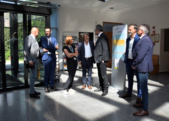 Le surapost tl Raiun sanitar dla Val Badia a Picolin: da man ciampa a man dërta: le vizediretur de repartiziun Johannes Ortler, le diretur aministratif dl’Aziënda sanitara Luca Armanaschi, la responsabla dl sorvisc infermieristich Maddalena Trebo, l’assessur provinzial ala Sanité Hubert Messner, le diretur de departimënt Michael Mayr, le coordinadú sanitar Pierpaolo Bertoli y le coordinadú sanitar Marco Pizzinini. (Foto: OSP/Angelika Schrott)