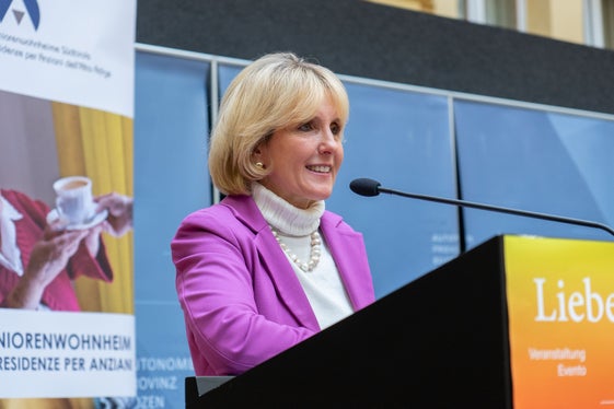 L'assessora Waltraud Deeg nel corso del suo intervento (Foto: ASP/Greta Stuefer)