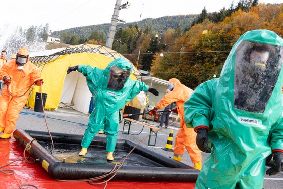Dekontamination der Einsatzkräfte am Bahnhof Steinach am Brenner (Foto: Land Tirol/Die Fotografen)