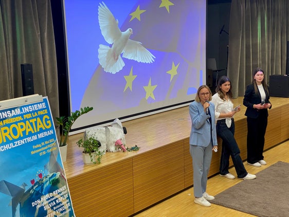 L'assessora Magdalena Amhof (a sinistra) con alcune studentesse al Polo scolastico di Merano che hanno moderato l'incontro “Insieme per un'Europa di pace”. (Foto: USP)