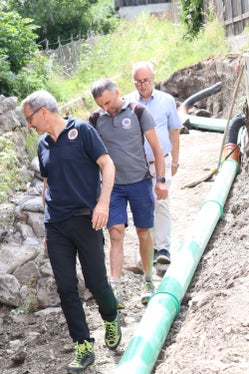 Besichtigung der Baustelle in der Künette im Bachler Bach in Innichen: (von vorne) Landeshauptmann und Bevölkerungsschutzlandesrat Arno Kompatscher, Vorarbeiter Edmund Messner, Bürgermeister Klaus Rainer (Foto: LPA/Maja Clara)