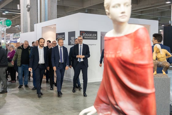 Un momento della visita alla Fiera d'Autunno & Biolife (davanti da sinistra): l'assessore provinciale Achammer, il Ministro Lollobrigida e Armin Hilpold (presidente Fiera Bolzano). (Foto: Fiera Bolzano/Marco Parisi)