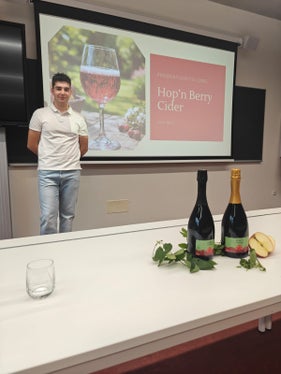 Uno studente del 4° anno del corso di Tecnologie Alimentari della Scuola professionale Laimburg durante la presentazione finale del suo progetto di diploma Hop'n Berry Cider. (Foto: USP/Scuola professionale Laimburg)
