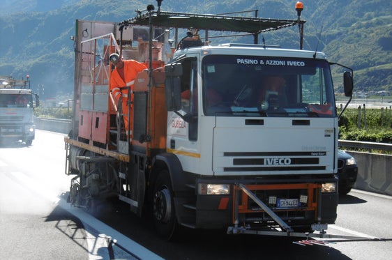 Rund 163 Kilometer Seiten- beziehungsweise Mittellinien der Schnellstraße Meran-Bozen (MeBo)werden neu markiert. (Foto: LPA/Landesabteilung Straßendienst)