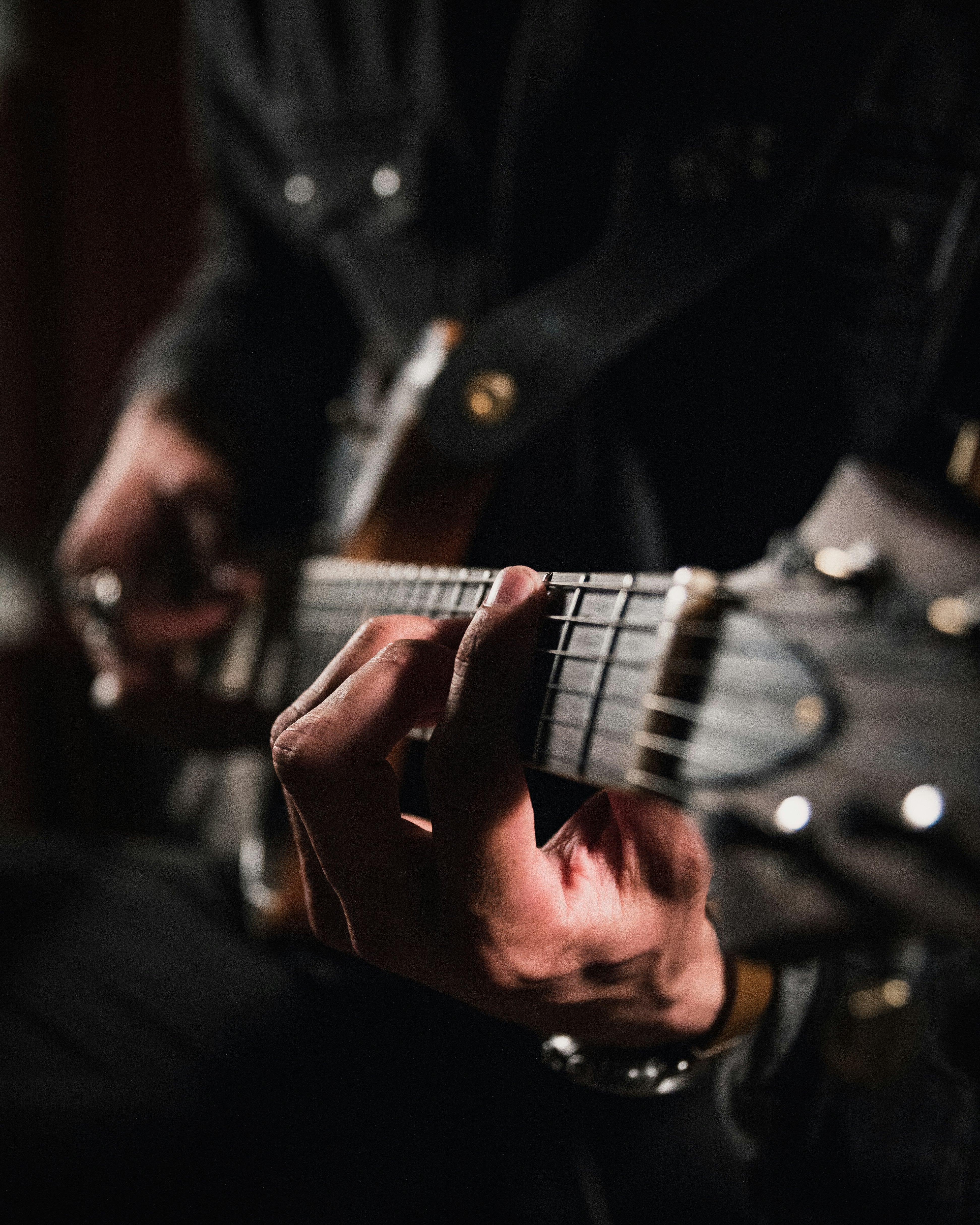 L’Ufficio Assunzioni personale della Provincia ha indetto due concorsi pubblici attraverso i quali gli insegnanti delle scuole di musica possono acquisire l'idoneità all'insegnamento nelle scuole di musica tedesche e ladine per una serie di materie, tra le quali il basso elettrico, la chitarra e la chitarra elettrica. (Foto: Unsplash)