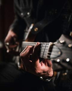 Erstmals führt die Landespersonalabteilung öffentliche Wettbewerbe zur Feststellung der Eignung für den Unterricht an den deutschen und ladinischen Musikschulen durch. Um Teilnahme kann man sich bis zum 29. April bewerben. Unter den ausgeschriebenen Fächern ist auch die Gitarre. (Foto: Unsplash)