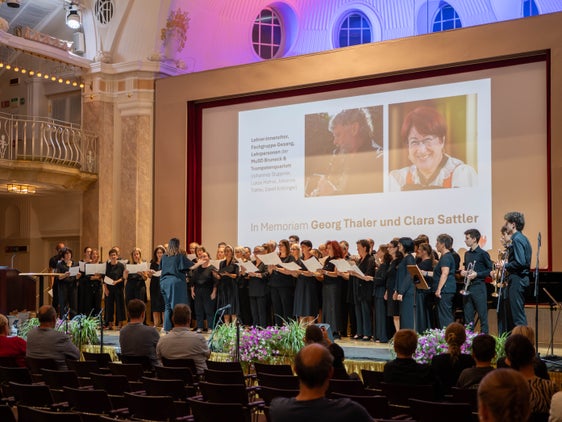 Il coro degli insegnanti, diretto da Fara Prader, ha regalato un momento commovente. Insieme a un quartetto di trombe, ha reso omaggio con la musica ai docenti scomparsi Georg Thaler e Clara Sattler. (Foto: USP/Direzione provinciale Scuola musicale tedesca e ladina/Nathan Chizzali)