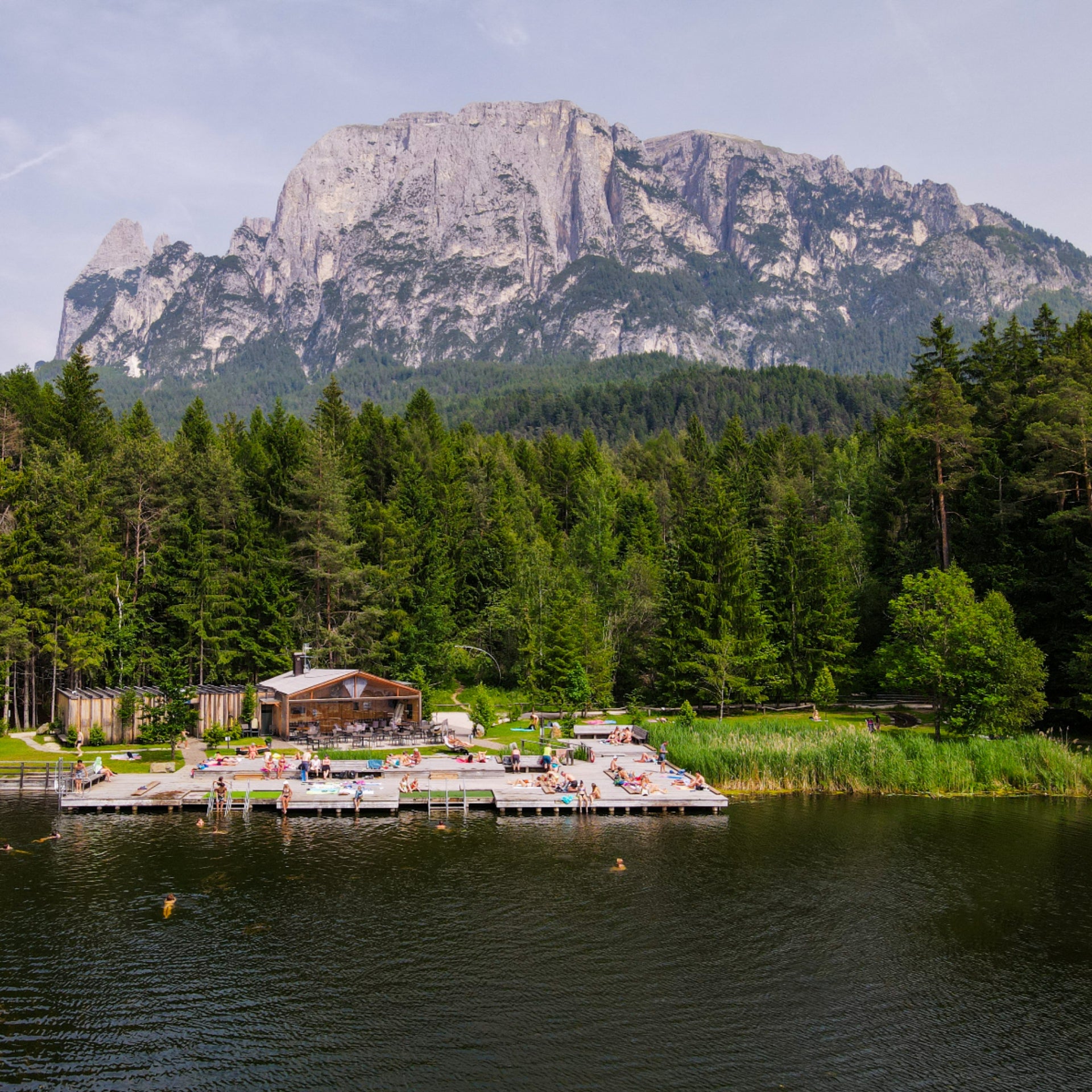 Auch dieses Jahr ist die Wasserqualität in allen acht Badeseen in Südtirol ausgezeichnet (im Bild der Völser Weiher). Das zeigen die Daten der Landesagentur für Umwelt und Klimaschutz. (Foto: LPA/G.News)