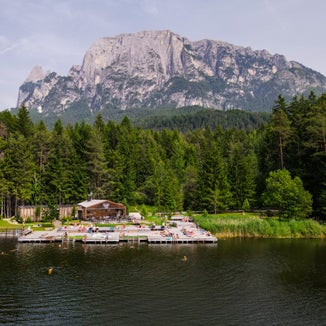 Auch dieses Jahr ist die Wasserqualität in allen acht Badeseen in Südtirol ausgezeichnet (im Bild der Völser Weiher). Das zeigen die Daten der Landesagentur für Umwelt und Klimaschutz. (Foto: LPA/G.News)