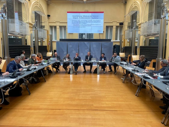 In un tavolo di lavoro, i massimi dirigenti e la Giunta provinciale hanno discusso il tema dell'“amministrazione provinciale incentrata sul cittadino”. (Foto: USP/GNews)