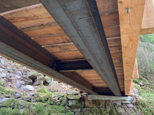 I nuovi ponti saranno più stabili grazie alla posa di nuove e moderne passerelle. (Foto: ASP/Ispettorato Forestale Bolzano I)