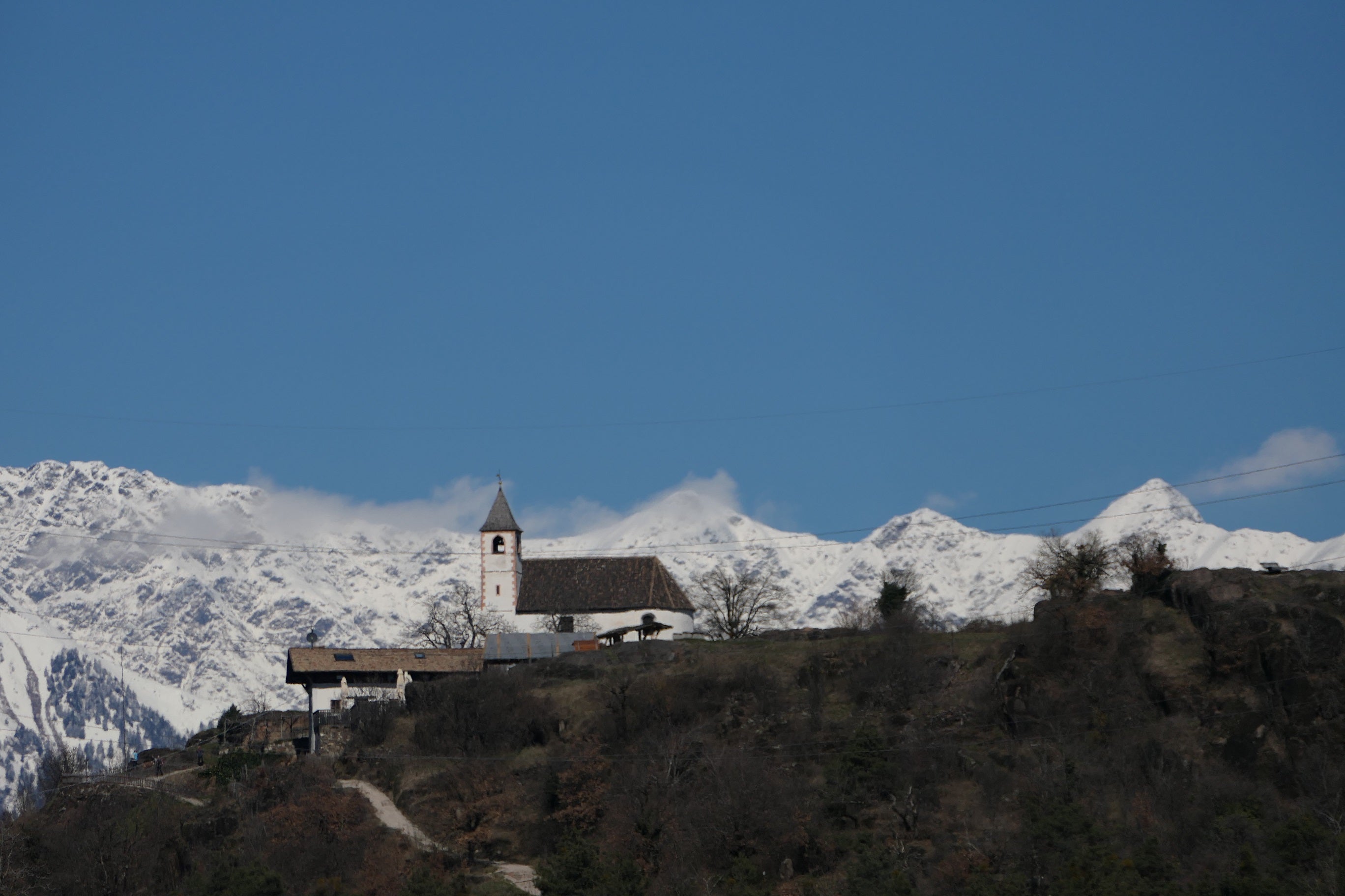 Bild des Monats März 2025 zeigt St. Hippolyt in Naraun in der Gemeinde Tisens am 18. März 2025. (Foto: Martin Geier)