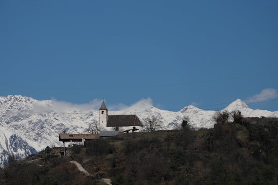 Bild des Monats März 2025 zeigt St. Hippolyt in Naraun in der Gemeinde Tisens am 18. März 2025. (Foto: Martin Geier)