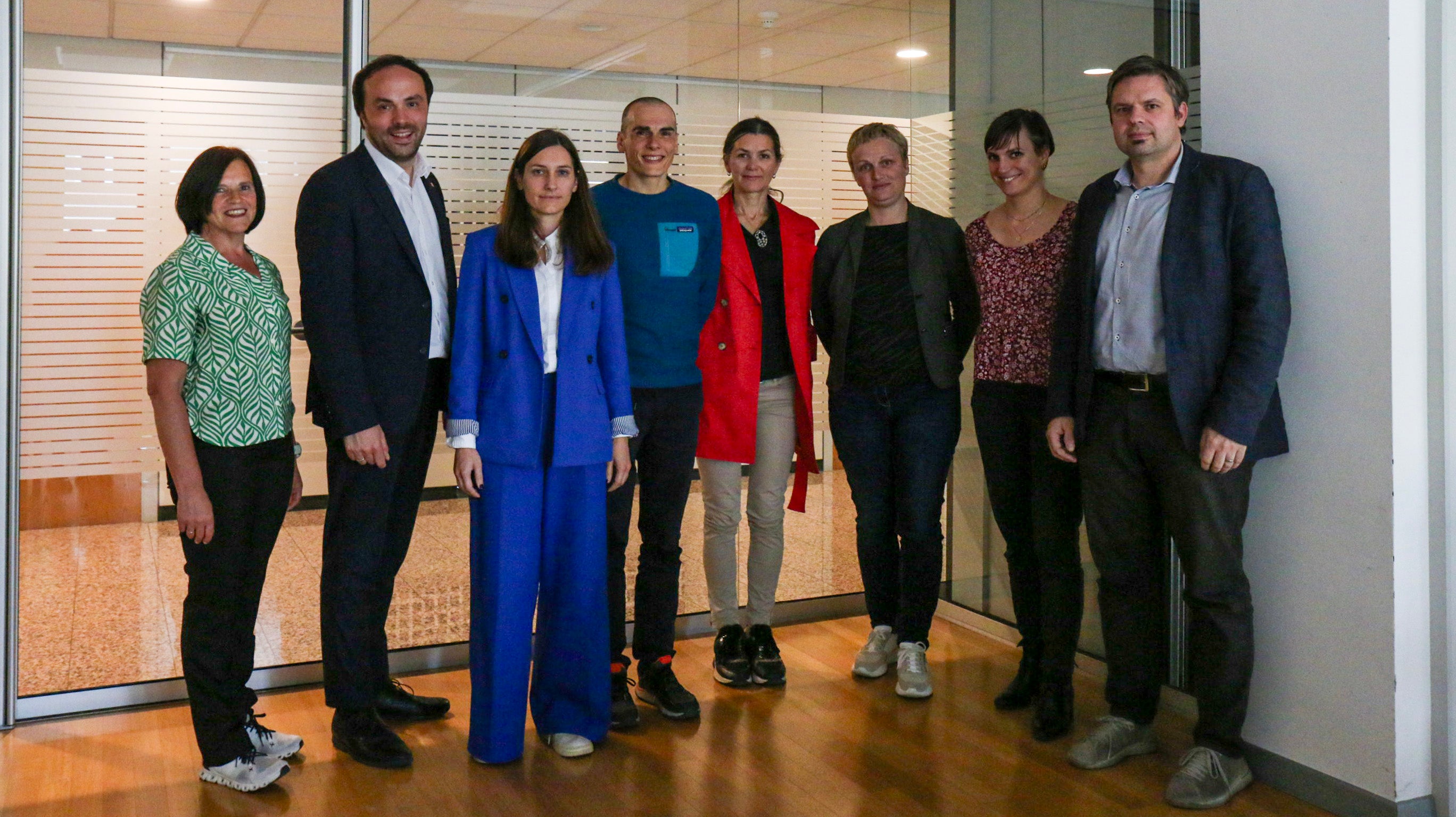 Hanno partecipato al proficuo incontro sulle biblioteche dell’Alto Adige: da sinistra Renate Mair (membro del direttivo BVS), l’assessore provinciale Philipp Achammer, Karin Hochrainer (presidente BVS), Patrick Taschler (vicepresidente BVS), Edith Stobl, Brigitte Stabinger, Hélène Dussaussois e Stephan Leitner (direttore BVS). (Foto: LPA/Ingrid Silginer)