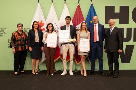 Vincitori del Premio Giovani Ricercatori, categoria 1: (da sinistra) Ulrike Tappeiner (presidente della giuria), Barbara Thaler (Camera di commercio del Tirolo), Anna Bertani (2° posto), Philipp Jaufenthaler (1°), Ece Naz Tatar (3°), Andrea De Zordo (Camera di commercio di Trento), Michl Ebner (Camera di commercio di Bolzano). (Foto: Land Tirol/Sedlak)