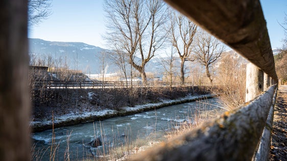 Die Schaffung von Grün- und Freiflächen und die Gestaltung der blauen Korridore (im Bild die Rienz) bilden in der Gemeindeentwicklung von Bruneck wichtige Schwerpunkte. (Foto: LPA/Fabio Brucculeri) 