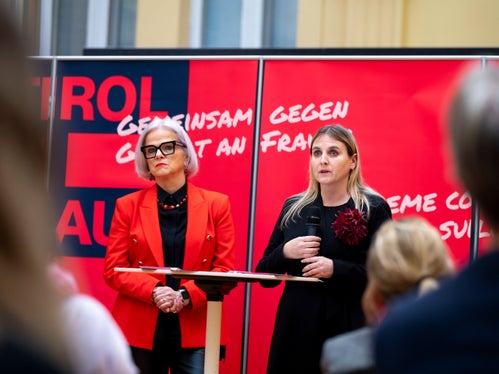 Anlässlich des Tags gegen Gewalt an Frauen wurde die Kampagne des Landes Südtirol Südtirol steht auf im Herbst 2025 vorgestellt. Der Landesbeirat für Chancengleichheit für Frauen mit Präsidentin Ulrike Oberhammer (links) und Vizepräsidentin Nadia Mazzardis, wollen diese Initiative heuer fortsetzen. (Foto: LPA/Fabio Brucculeri)