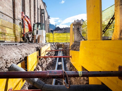 In Bozen werden aktuell rund 23.000 Bürgerinnen und Bürger&nbsp;sowie etwa 900 öffentliche und gewerbliche Gebäude mit Fernwärme versorgt. Nach der Verlegung der Fernwärmerohre am Pfarrplatz (im Bild) werden die Arbeiten unter anderem in der Marconistraße und in der Laurinstraße fortgesetzt. (Foto: LPA/Fabio Brucculeri)