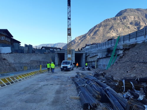 Der Bau der 1,9 Kilometer langen Umfahrung für Branzoll mit dem 702 Meter langen Tunnel (davon 640 Meter in bergmännischer und 60 Meter in offener Bauweise) und neuen Zufahrten geht voran. (Foto: LPA/Landesabteilung Tiefbau)