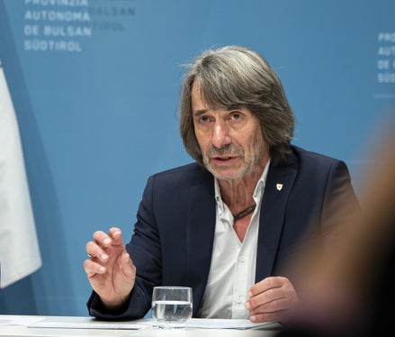 Con due delibere vogliamo rafforzare in modo specifico i servizi che sostengono le persone in situazioni di vita particolarmente complesse e offrire un supporto sicuro, professionale e adeguato alle persone colpite, soprattutto ai bambini e ai giovani, afferma l'assessore provinciale alla Prevenzione sanitaria e Salute Hubert Messner. (Foto. USP/Fabio Brucculeri)