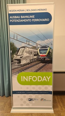 I cittadini ricevono informazioni di prima mano sul raddoppio della linea ferroviaria Merano-Bolzano durante gli Infodays appositamente organizzati. (Foto: ASP/Margit Perathoner)