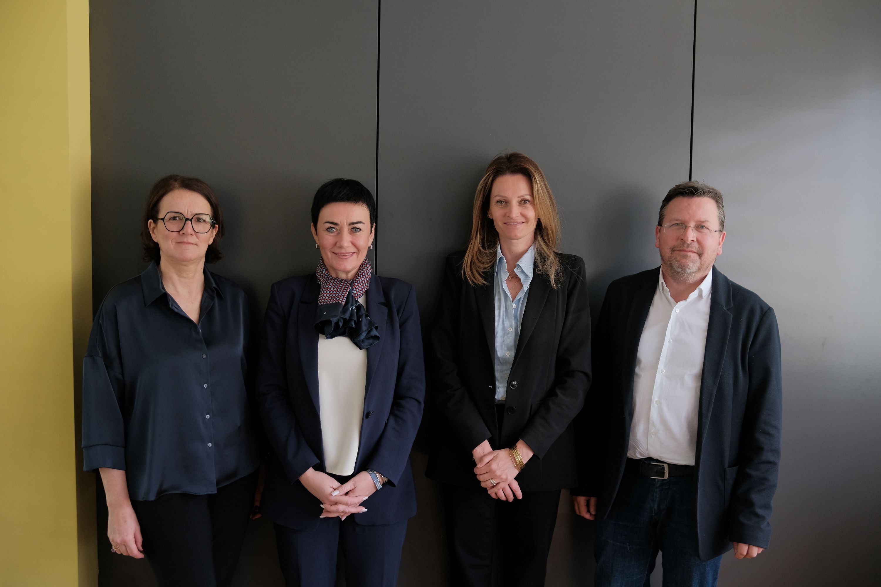 Wollen gemeinsam das Wobi weiterentwickeln: (v.l.) Wobi-Vizepräsidentin Sabine Fischer, Landesrätin Ulli Mair, Wobi-Präsidentin Francesca Tosolini, Wobi-Verwaltungsrat Tony Tschenett. (Foto: LPA/Lukas Forer)